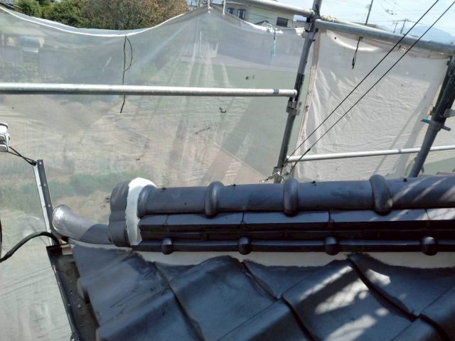 三木町で瓦屋根の漆喰詰め直し中